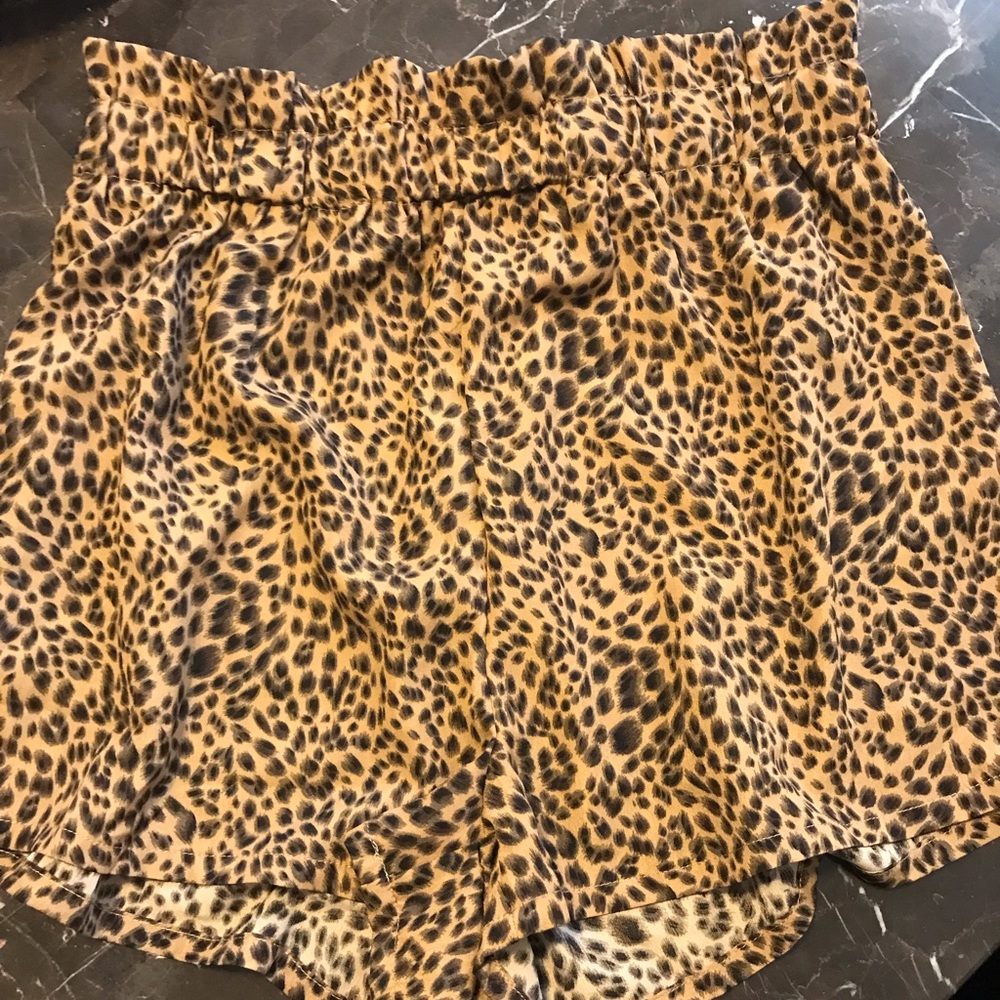 Adorable cheetah print shorts/ stretchy waist ❤️😊